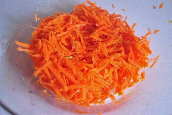 Натёртая морковь для блинчиков из кабачков